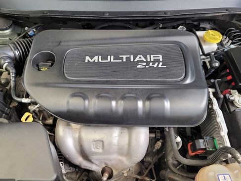 Used 2019 Jeep Cherokee Latitude Plus w/ Comfort/Convenience Group AWD/4WD image 30