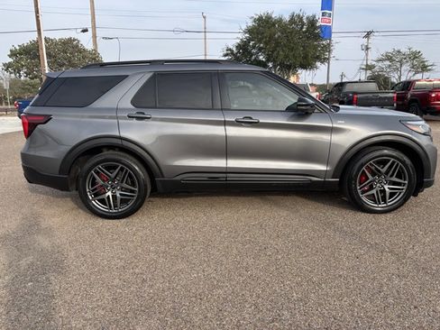Certified 2025 Ford Explorer ST-Line w/ Premium Package image 4