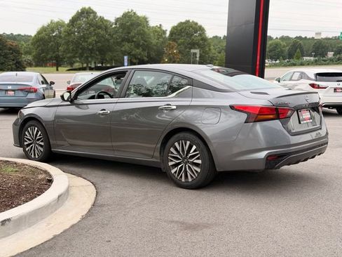 Used 2024 Nissan Altima 2.5 SV FWD image 9