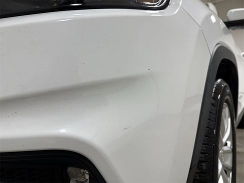 Used 2019 Jeep Cherokee Latitude w/ Popular Appearance Group image 32