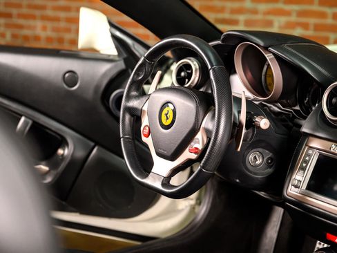 Used 2014 Ferrari California image 38