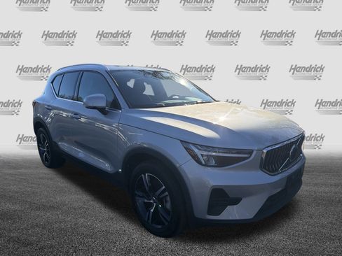 Certified 2025 Volvo XC40 B5 Core image 2