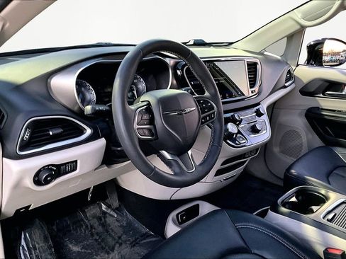 Used 2024 Chrysler Pacifica Touring-L image 12