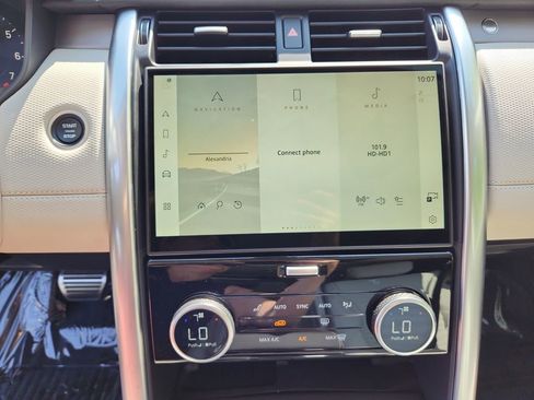 New 2025 Land Rover Discovery Dynamic SE image 17