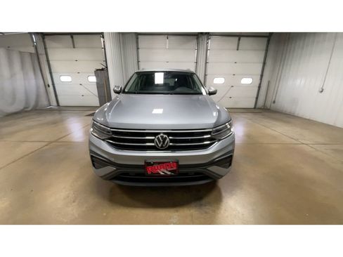 Used 2024 Volkswagen Tiguan SE image 3