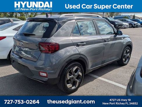 Used 2022 Hyundai Venue Limited FWD image 2