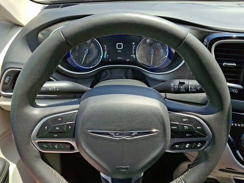 Used 2024 Chrysler Pacifica Touring-L FWD image 19