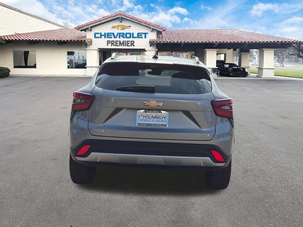 Used 2025 Chevrolet Trax LT FWD image 7