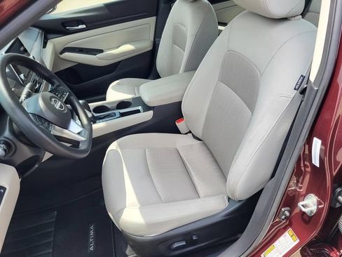 Used 2025 Nissan Altima 2.5 SV FWD image 3