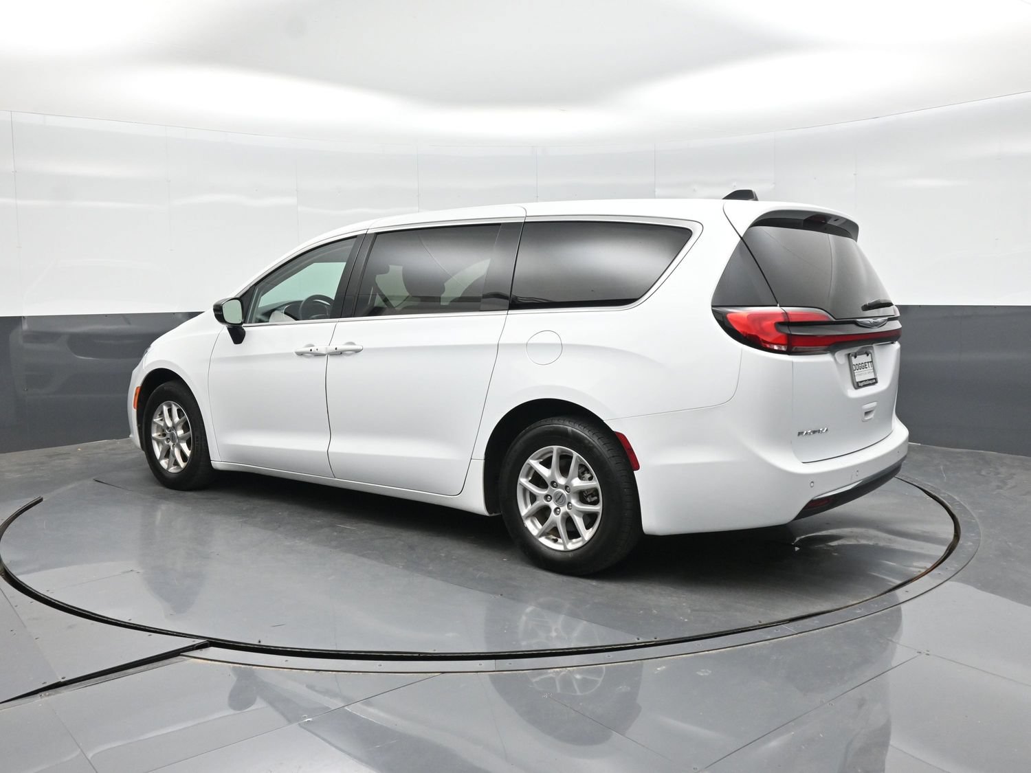 Used 2024 Chrysler Pacifica Touring-L FWD image 4