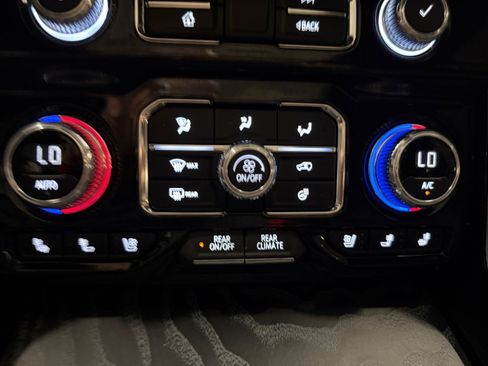 Used 2024 GMC Yukon XL Denali w/ Advanced Technology Package RWD image 32