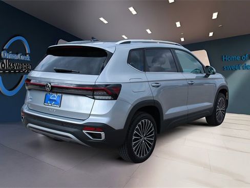 New 2026 Volkswagen Taos SE image 5