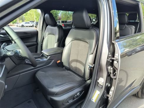 New 2025 Jeep Grand Cherokee L Laredo image 11