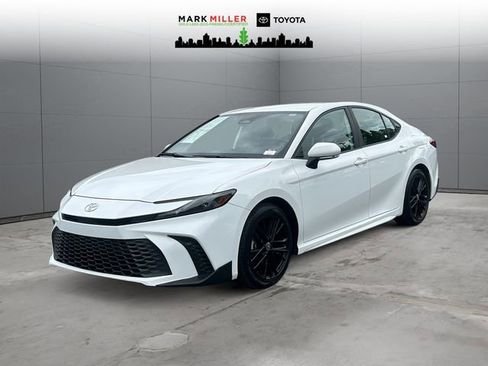 Certified 2025 Toyota Camry SE FWD image 1