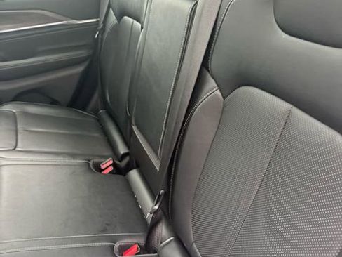 Used 2022 Jeep Grand Cherokee Overland w/ Luxury Tech Group IV image 12