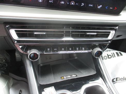 Certified 2025 Chevrolet Traverse LT image 17