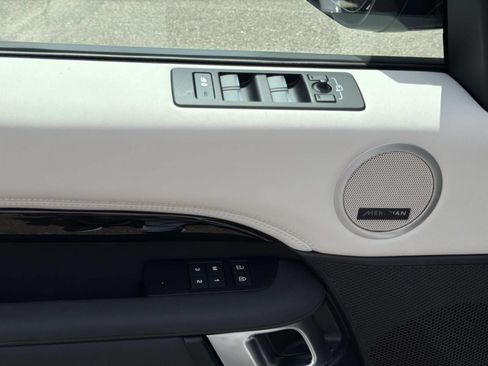 Used 2025 Land Rover Discovery S AWD/4WD image 20
