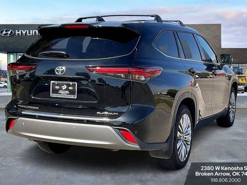Used 2024 Toyota Highlander Platinum image 9