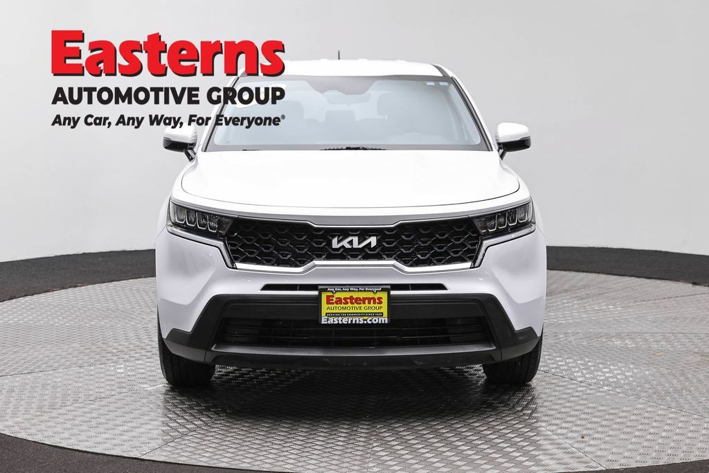 Used 2023 Kia Sorento LX FWD image 2