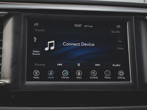 Used 2018 Chrysler Pacifica Touring-L FWD image 16