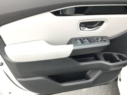 Used 2023 Honda Pilot LX image 32