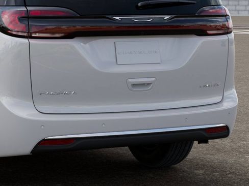 New 2027 Chrysler Pacifica Limited FWD image 13