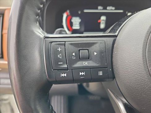 Used 2023 Nissan Pathfinder Platinum w/ Black Appearance Package FWD image 11