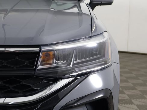 Used 2022 Volkswagen Taos SE w/ Driver Assistance Package image 13