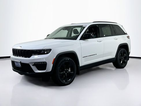 Used 2023 Jeep Grand Cherokee Limited w/ Black Appearance Package AWD/4WD image 1