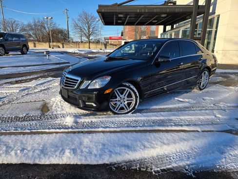 Used 2010 Mercedes-Benz E 550 4MATIC Sedan image 1
