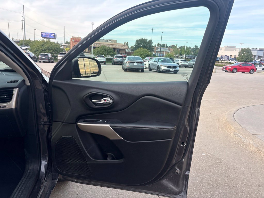 Used 2017 Jeep Cherokee Limited AWD/4WD image 22