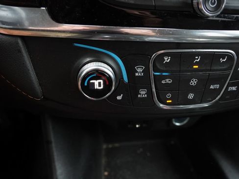 Used 2020 Chevrolet Traverse LT w/ Driver Confidence II Package AWD/4WD image 6