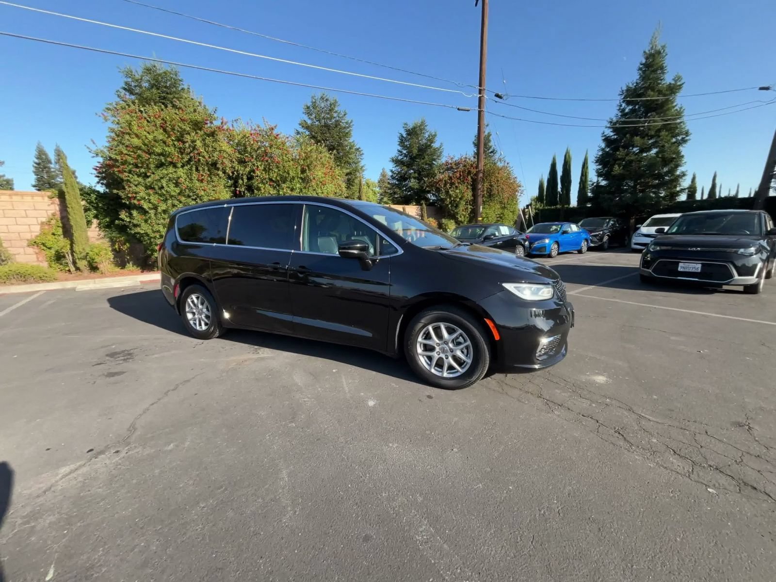 Used 2025 Chrysler Pacifica Select FWD image 2
