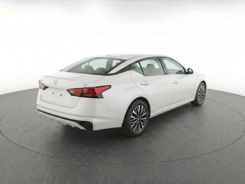 Used 2025 Nissan Altima 2.5 SV FWD image 6