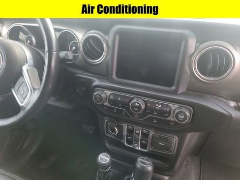 Used 2018 Jeep Wrangler Unlimited Sahara image 16