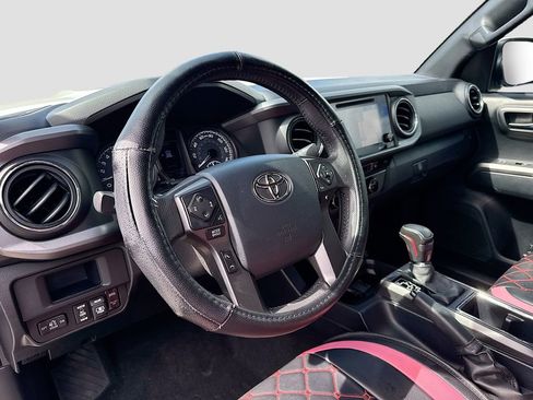 Used 2017 Toyota Tacoma TRD Pro AWD/4WD image 9