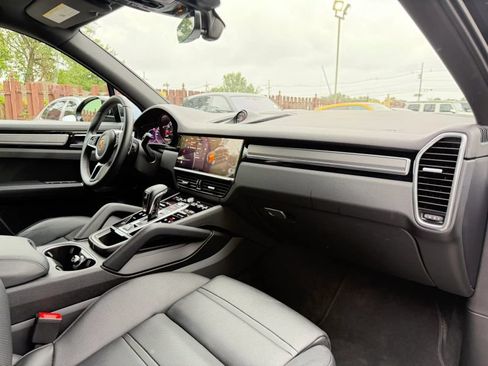 Used 2023 Porsche Cayenne Platinum Edition AWD/4WD image 32