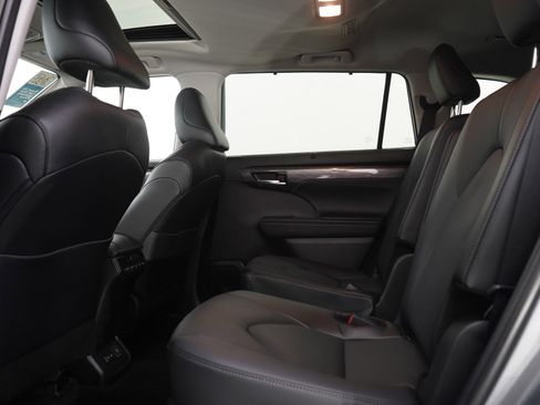 Used 2025 Toyota Highlander Limited AWD/4WD image 17