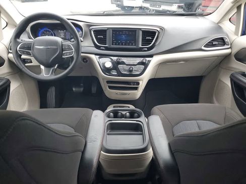 Used 2020 Chrysler Pacifica Touring w/ Tire & Wheel Group image 11