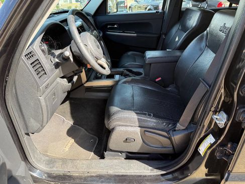 Used 2012 Jeep Liberty Limited Jet w/ Comfort/Convenience Group image 8