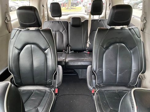 Used 2022 Chrysler Pacifica Limited FWD image 17