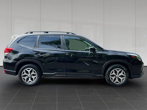 Used 2023 Subaru Forester Premium AWD/4WD image 6