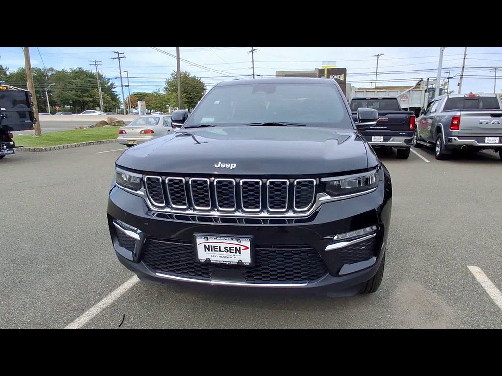 Used 2025 Jeep Grand Cherokee Limited AWD/4WD image 3