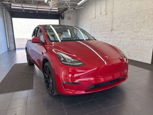 Used 2022 Tesla Model Y Long Range image 2