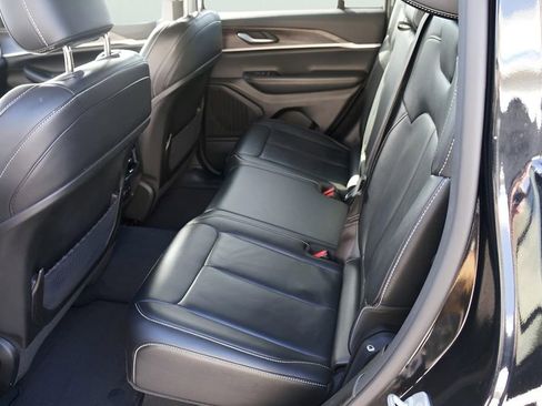 Used 2023 Jeep Grand Cherokee Limited image 11