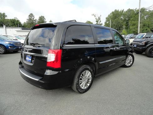 Used 2016 Chrysler Town & Country Touring-L w/ Driver Convenience Group FWD image 5