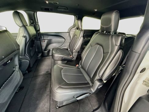 Used 2025 Chrysler Pacifica Select FWD image 21