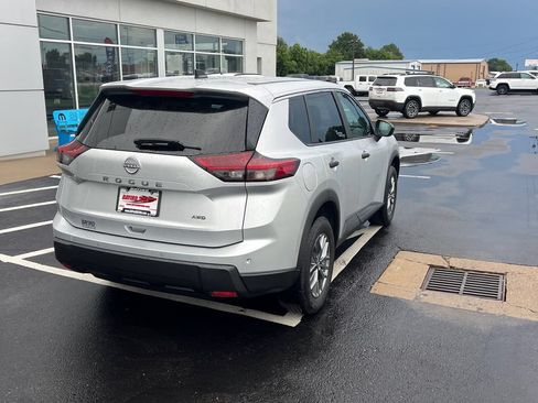 Used 2024 Nissan Rogue S AWD/4WD image 9