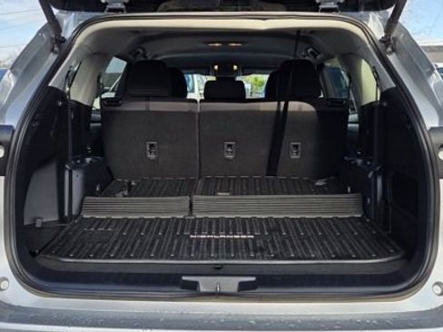 Used 2024 Toyota Highlander LE image 11