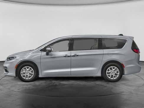 Used 2024 Chrysler Pacifica Touring-L FWD image 3
